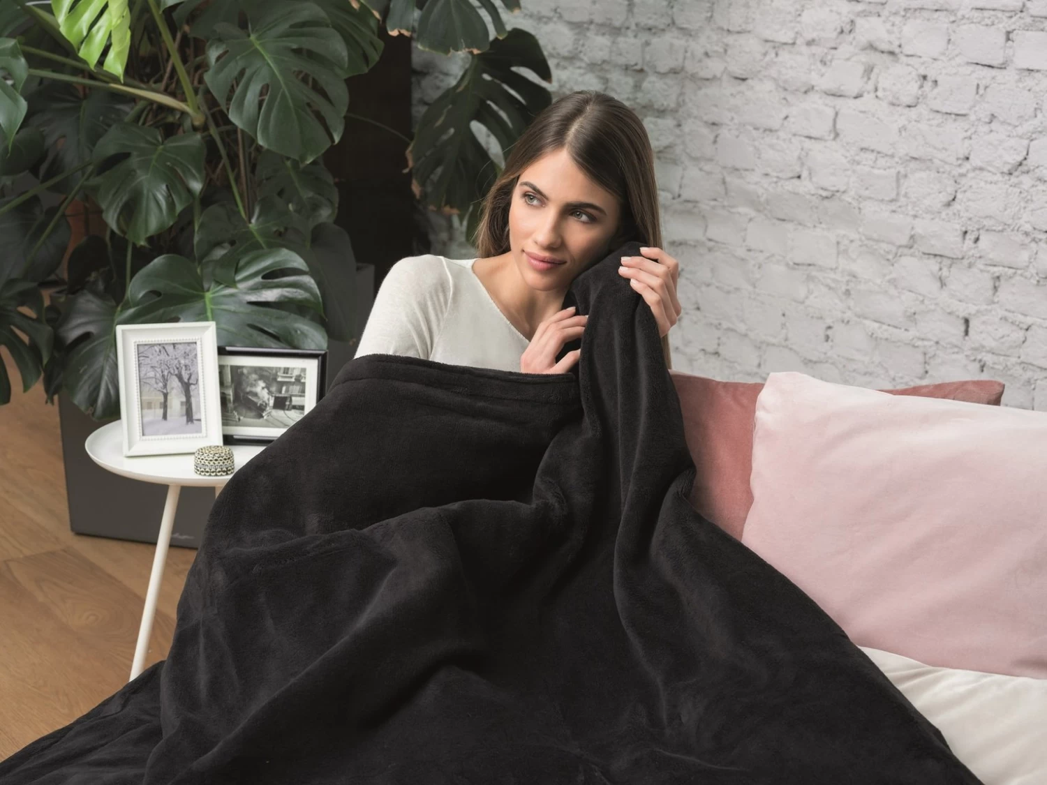 Dreamland Snuggle Up Black Heated Throw - Large - Image 9