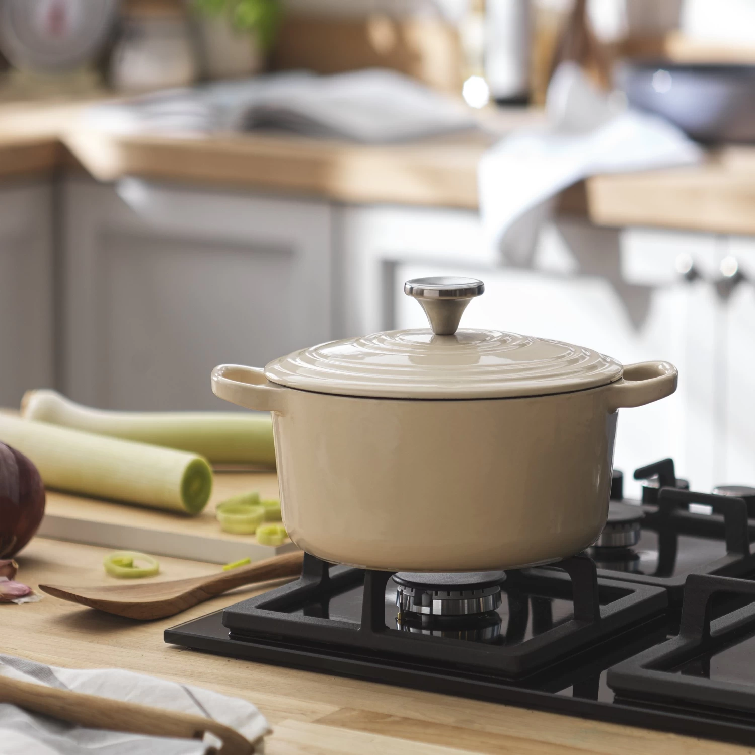 Habitat 2.4 Litre Oval Iron Casserole Dish - Cream - Image 2